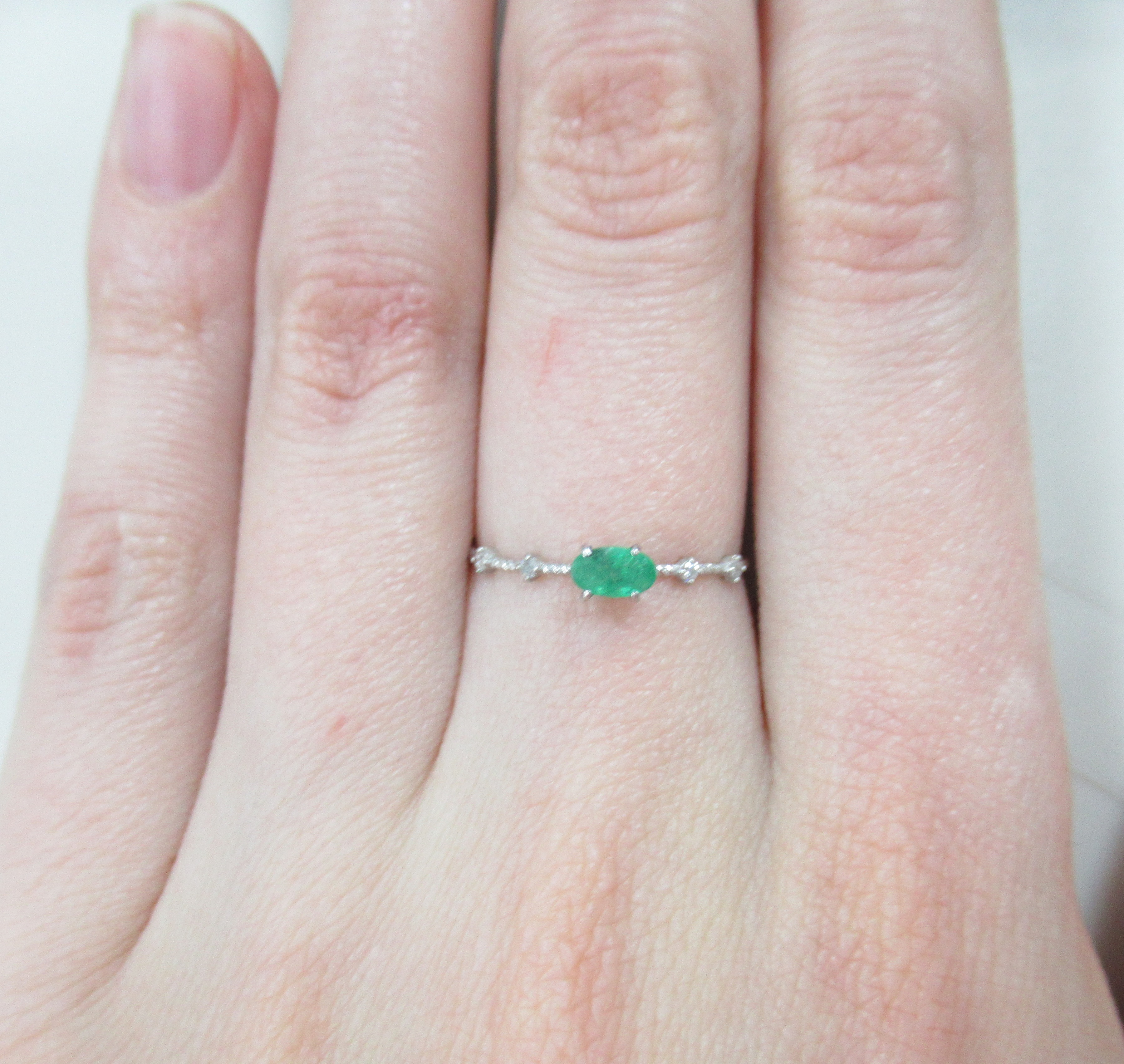 Кольцо из белого золота с изумрудом